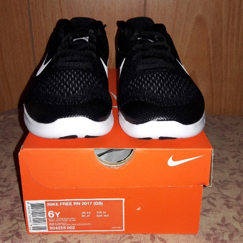 Nike Free RN 2017 Black and white